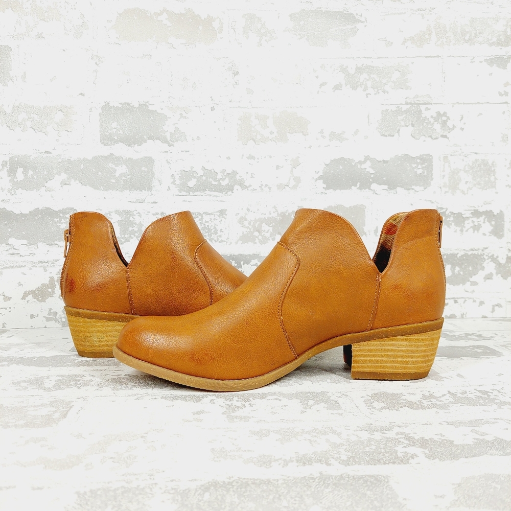 NEW B.O.C. by Born Lucy Notched Topline Block Heel Bootie i1017 - Picture 4 of 11